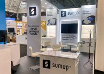 Sumup back wall stand, with tower and bridge, backlit sections